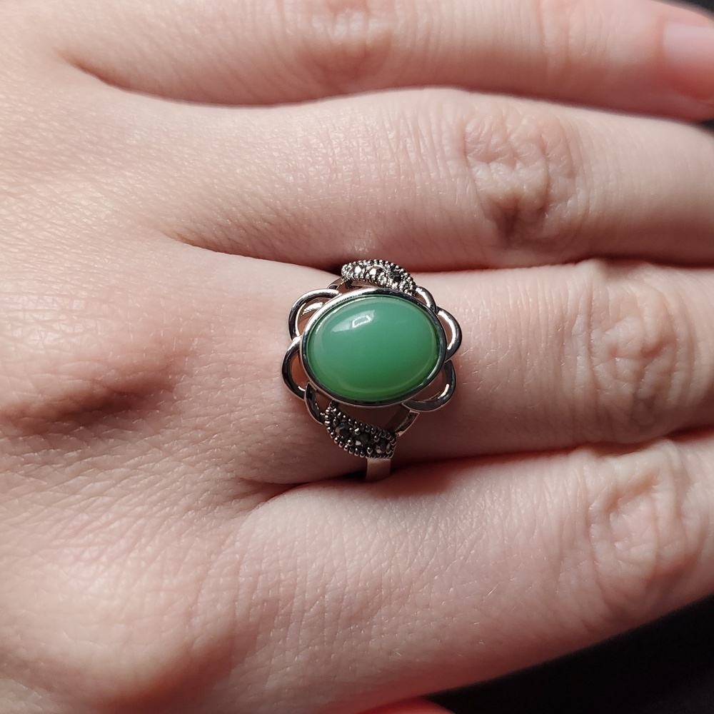 Silver Ring with Green Stone - Elegant Women's Jewelry Size 7 R821